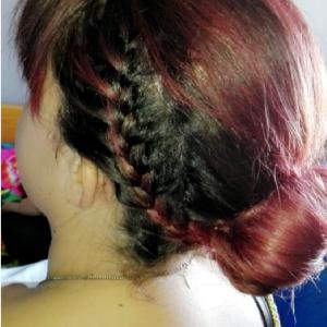 Sarah Coiffeuse à domicile Le Havre alentours - Réalisation Ombré Hair rouge et chignon de soirée tressés